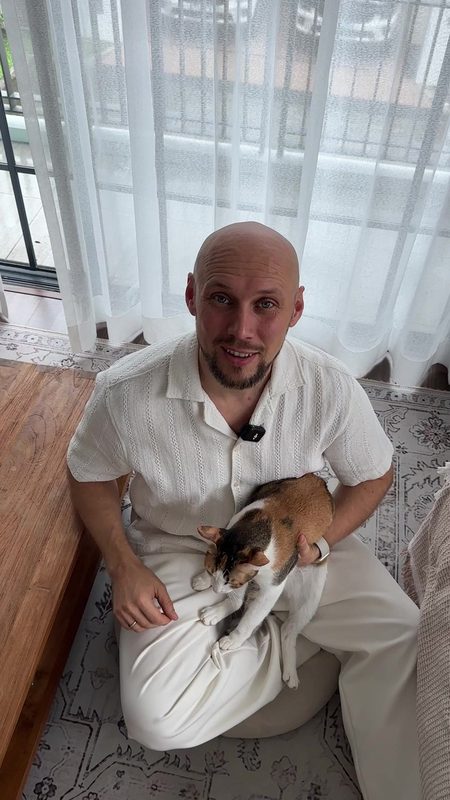 Что загрузили: Кадр с телефона: дома с котом на руках